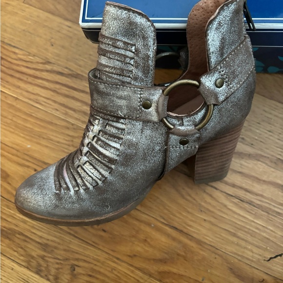 Seychelles Impossible Metallic Boots. - Picture 4 of 6